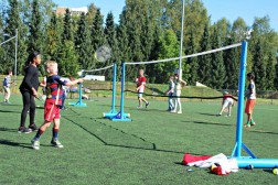 Travelt på badminton under familiedagen på Haugerud